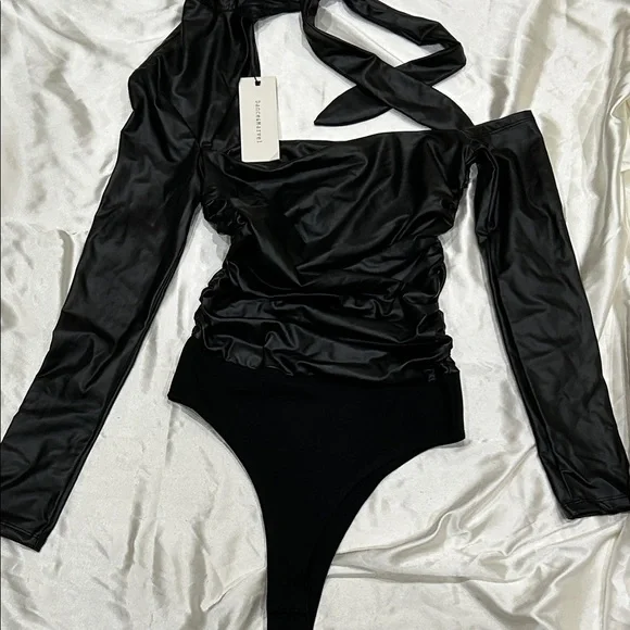 🌷 One Shoulder Bodysuit - Picture 5 of 8